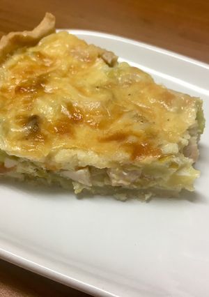 Una foto de Quiche de calabacín y lacón