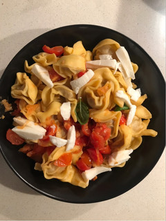 Una foto de Pasta con tomate y mozzarella