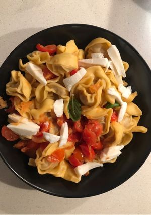 Una foto de Pasta con tomate y mozzarella