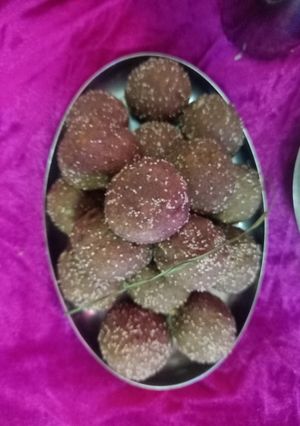 ગોળ ના લાડુ (Jaggery Ladoo Recipe In Gujarati) રેસીપી મુખ્ય ફોટો