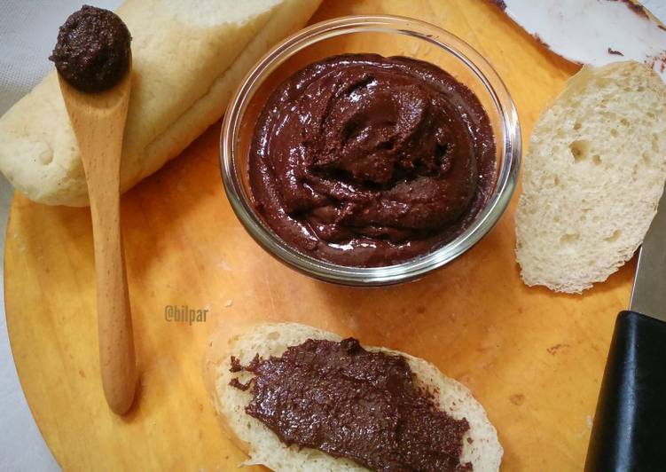 How to Make Super Quick Homemade Peanut Chocolate Butter