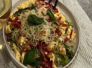 Foto de Noodles de arroz com camarão, legumes e ovo