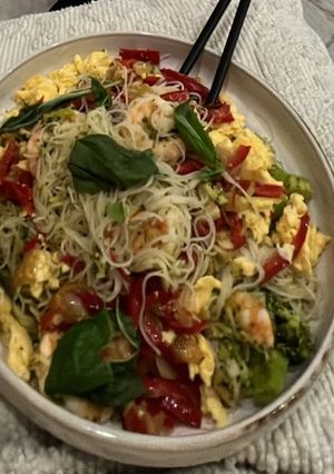 Foto de Noodles de arroz com camarão, legumes e ovo