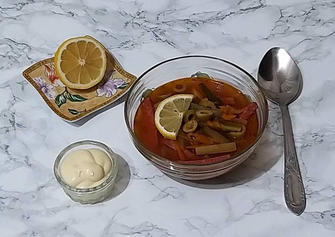 Солянка с тремя видами колбасы, свининой и с маслинами – пошаговый рецепт приготовления с фото