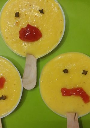 मैंगो पॉप्सिकल्स इमोजी (Mango popsicles emoji recipe in Hindi) रेसिपी मुख्य फोटो