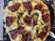 A picture of ham pizza