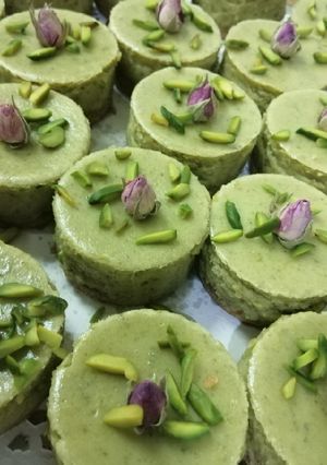 A picture of Pistachio Cheesecake.