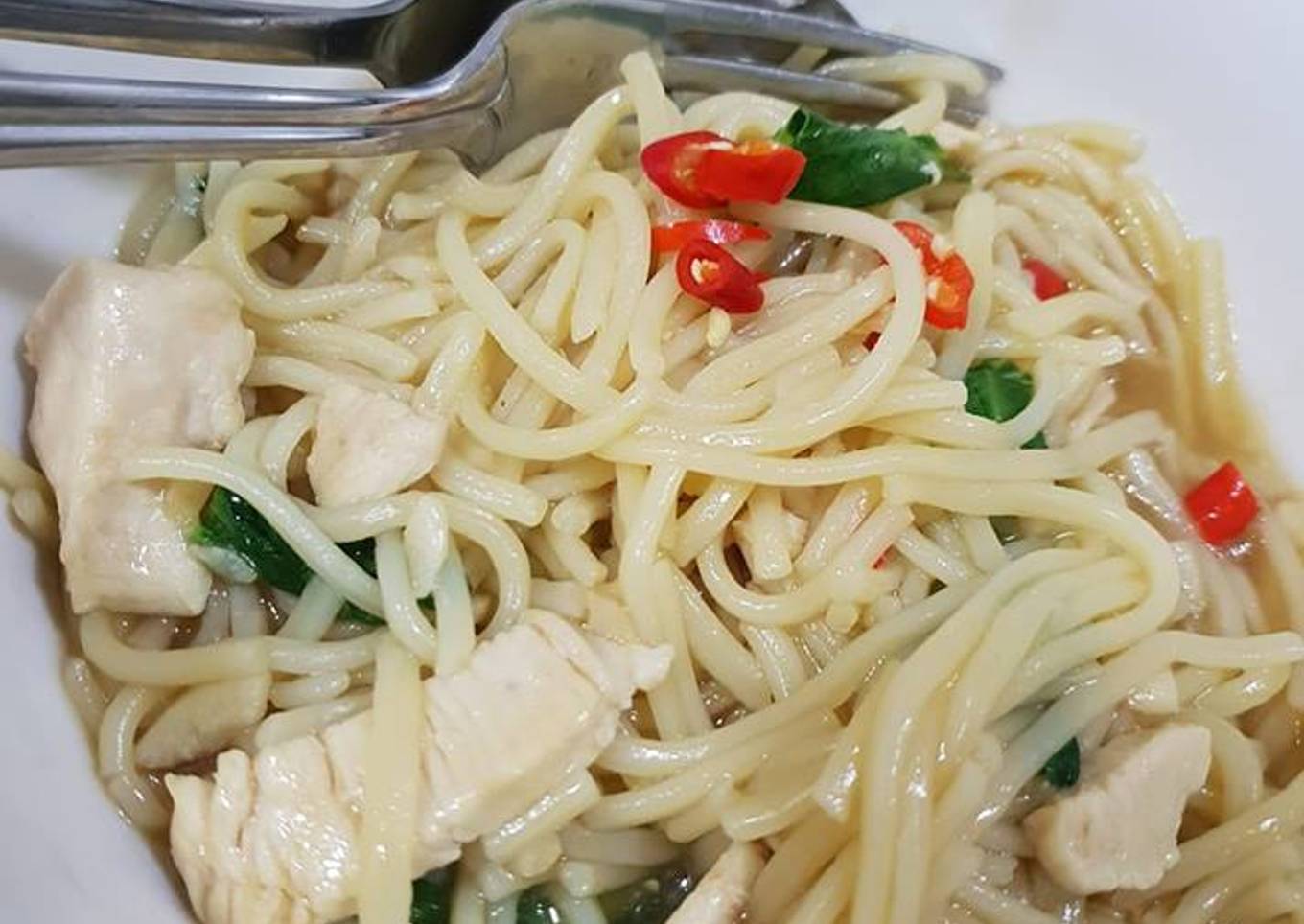 Light noodles in oyster sauce