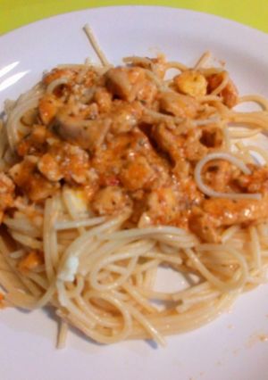 Una foto de Pollo a la crema con fideos🍝