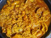 Una foto de paella de merluza