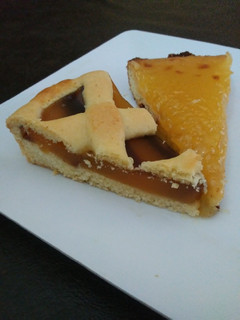 Una foto de Tarta y mermelada de limón y pastafrola de batata con chocolate