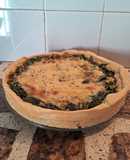 Tarta de acelga y salsa blanca con queso muzzarella