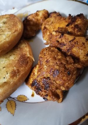 A picture of Hot Chicken with garlic bread 🍞🍗🐔.