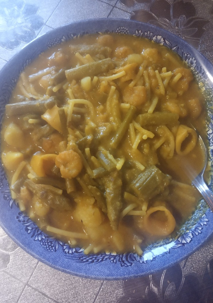 Una foto de Guisado calamar y gambas en olla rápida