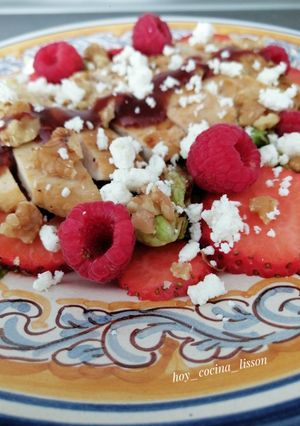 Una foto de Ensalada de pollo con fresas