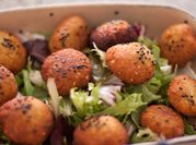 Una foto de falafel pan rallado
