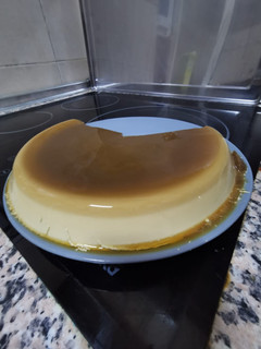 Una foto de Flan grande de café