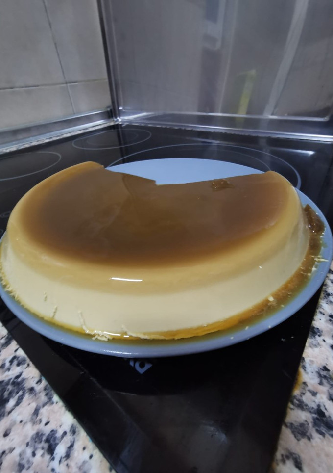 Una foto de Flan grande de café