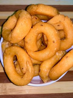 ஆந்திரா ரிங் முறுக்கு (Andhra ring murukku recipe in tamil) செய்முறை முக்கிய புகைப்படம்