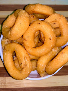 ஆந்திரா ரிங் முறுக்கு (Andhra ring murukku recipe in tamil) செய்முறை முக்கிய புகைப்படம்