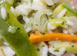 Una foto de ARROZ CON VERDURAS 🍅🌽🫑🧅🥬🥦🥕Y CUBOS DE QUESO CUARTIROLO 🧀
