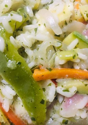 Una foto de ARROZ CON VERDURAS 🍅🌽🫑🧅🥬🥦🥕Y CUBOS DE QUESO CUARTIROLO 🧀