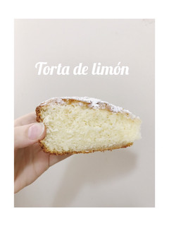 Una foto de Torta de limón🍋Fácil, económica y deliciosa 😋