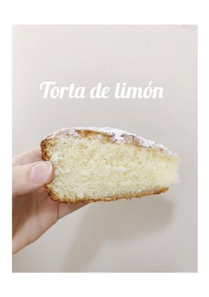 Una foto de Torta de limón🍋Fácil, económica y deliciosa 😋