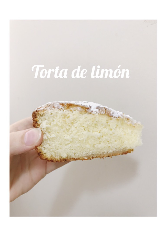 Una foto de Torta de limón🍋Fácil, económica y deliciosa 😋
