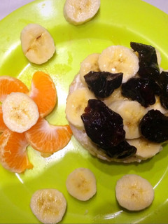 Una foto de Desayuno saludable: galleta de arroz, banana y ciruelas secas