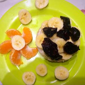 Desayuno saludable: galleta de arroz, banana y ciruelas secas