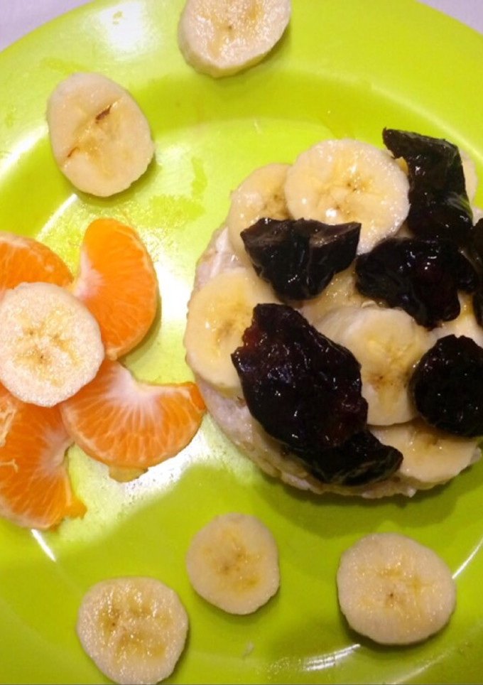 Una foto de Desayuno saludable: galleta de arroz, banana y ciruelas secas