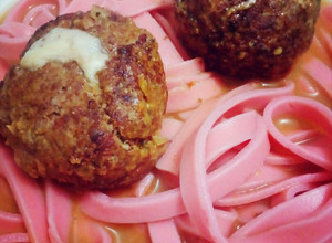 Una foto de Tallarín Red Hot con Albóndigas