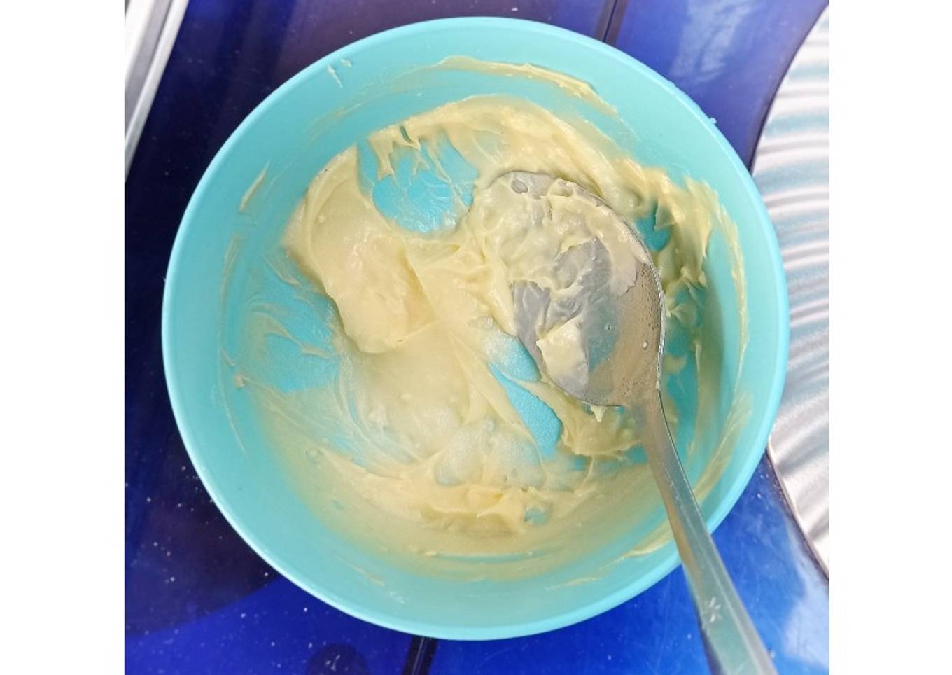 Pengoles loyang agar kue tidak lengket (Carlo)