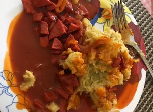 Una foto de Salami guisado y mangú de plátano