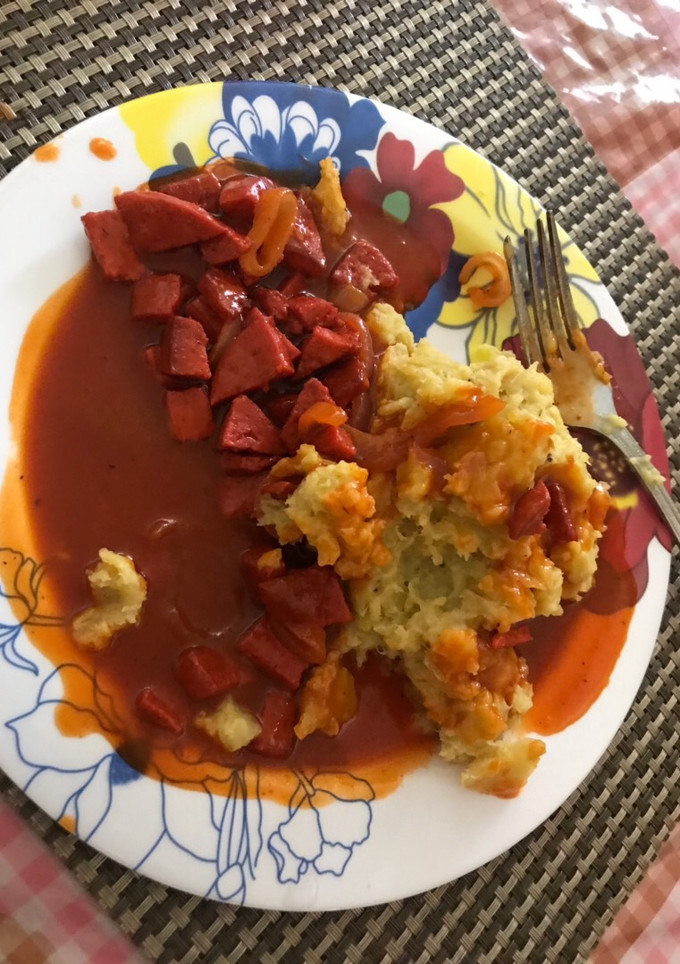 Una foto de Salami guisado y mangú de plátano