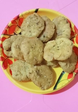सूजी की मठरी(suji mathri recipe in hindi) रेसिपी मुख्य फोटो