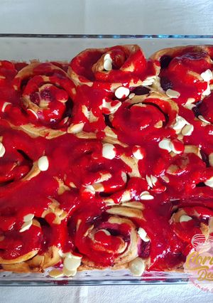 O poză a rețetei Rulouri cu sos de zmeură / Raspberry rolls.