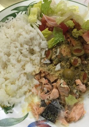 Una foto de Salmón al horno con aceitunas y alcaparras