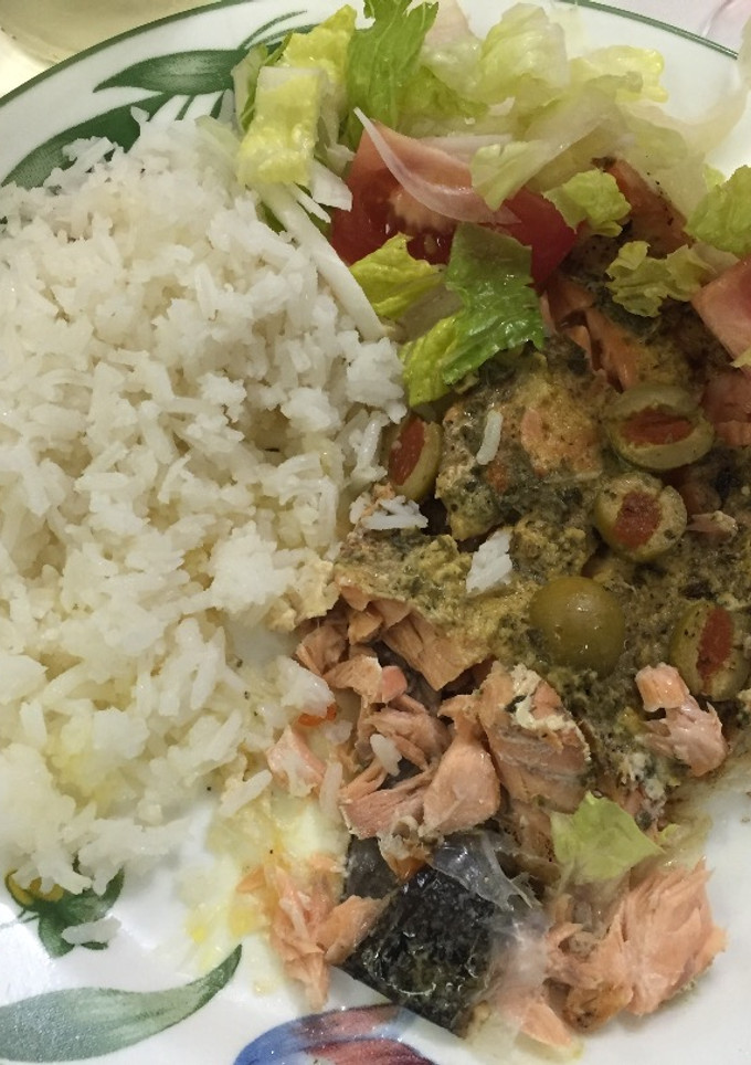 Una foto de Salmón al horno con aceitunas y alcaparras