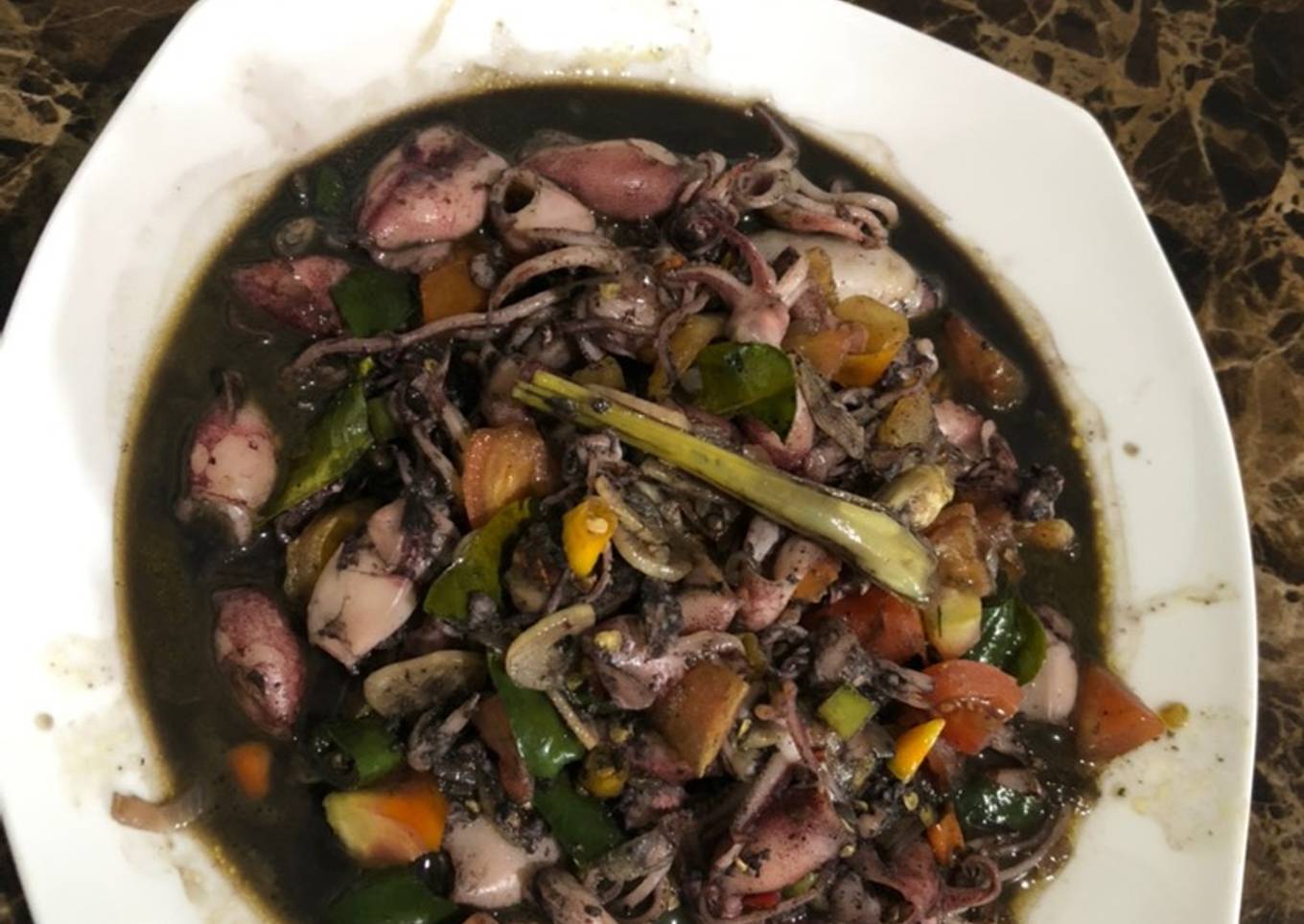 Cumi hitam dengan daun jeruk