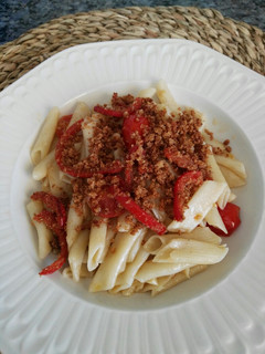 Una foto de Macarrones con anchoas, cherry y toque crujiente
