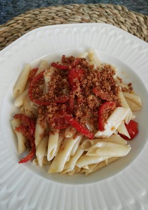 Foto principal de Macarrones con anchoas, cherry y toque crujiente