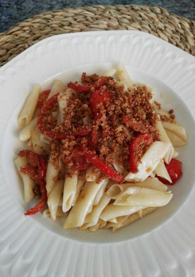 Una foto de Macarrones con anchoas, cherry y toque crujiente