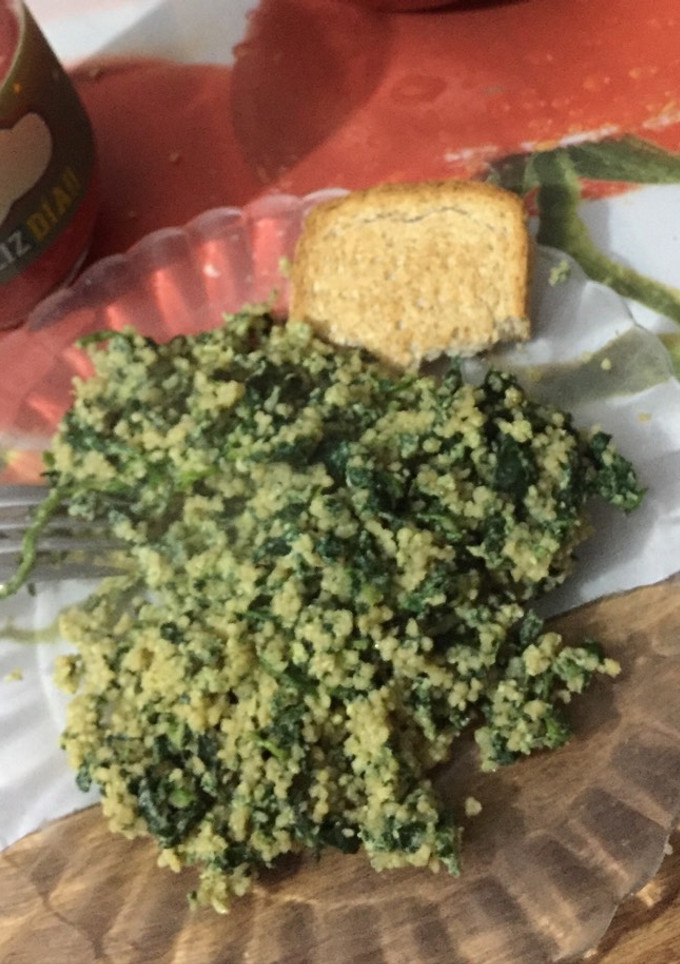 Una foto de Huevos revueltos con espinacas y cuscús
