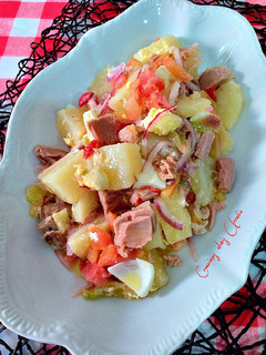 Una foto de Ensalada básica de patatas con trozos de atún rojo en conservas