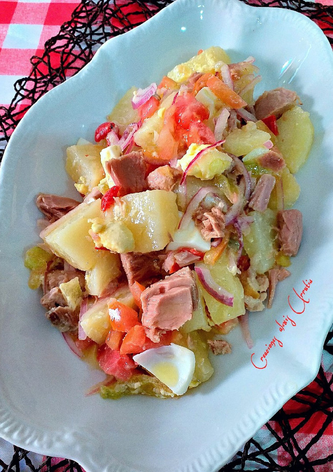 Una foto de Ensalada básica de patatas con trozos de atún rojo en conservas