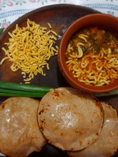 લીલી ડુંગળી ને ગાઠીયા નું શાક (Lili Dungri Ganthiya Shak Recipe In Gujarati) રેસીપી મુખ્ય ફોટો