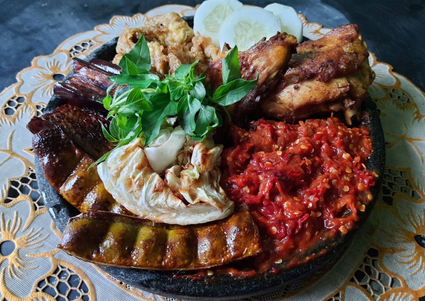 Ayam Goreng dan Sambal Lalapan