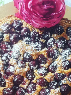 Una foto de Bizcocho de cerezas con yogurt griego de fresa